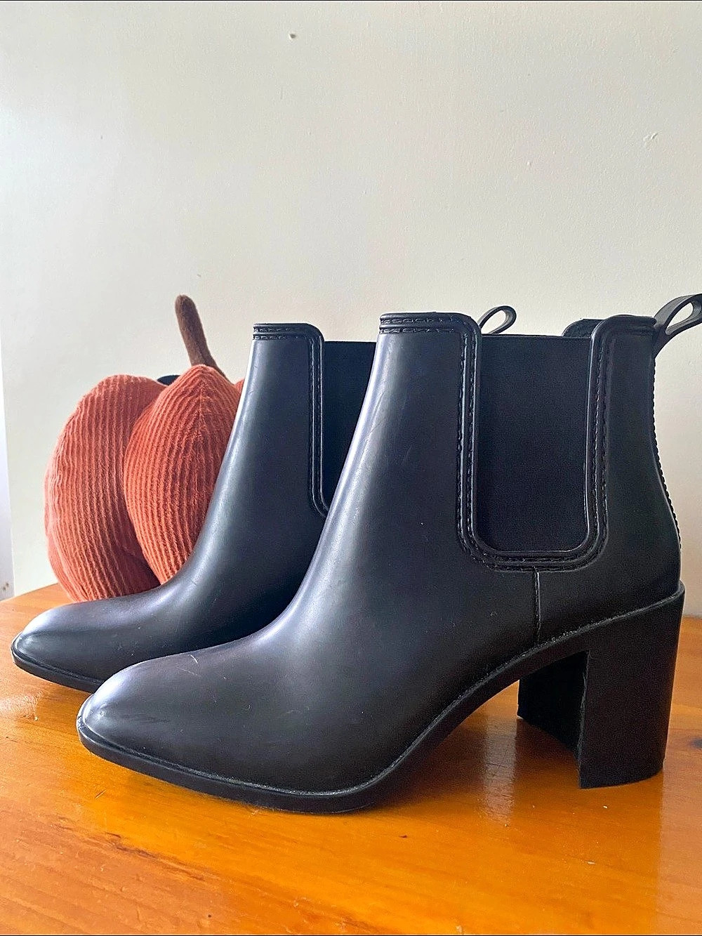 NWOT Cushionaire Chelsea Boots sz10